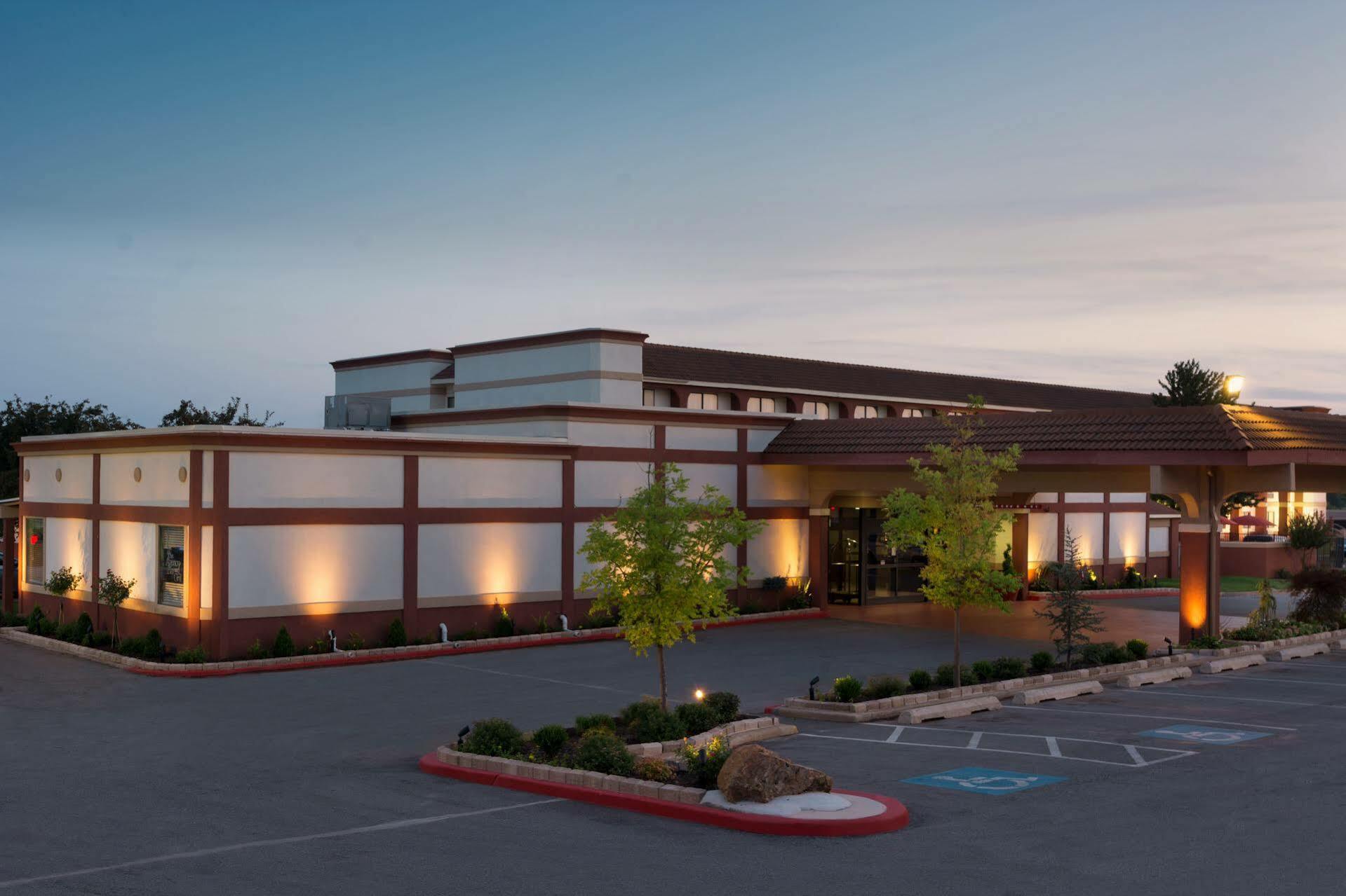 Broadway Inn & Suites Oklahoma City Bagian luar foto