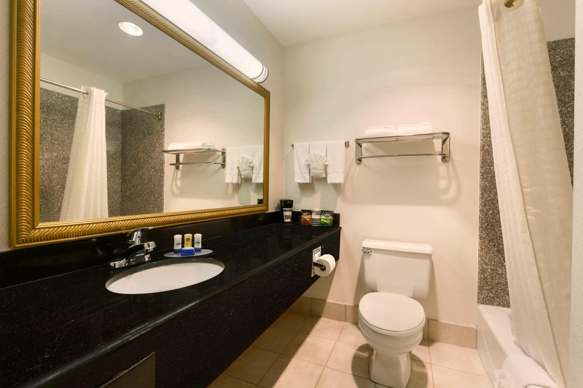 Broadway Inn & Suites Oklahoma City Bagian luar foto